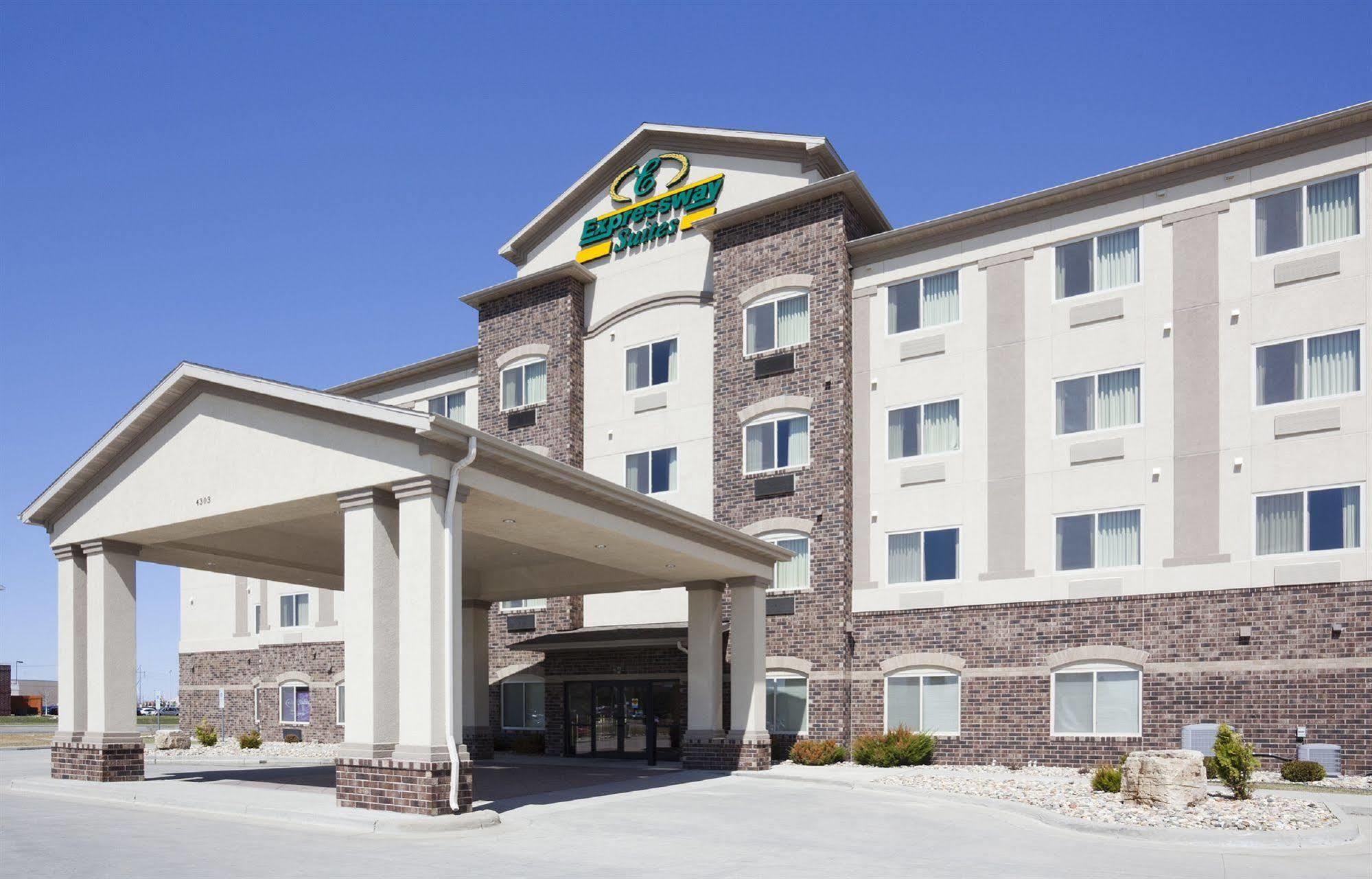 Expressway Suites Фарго Экстерьер фото